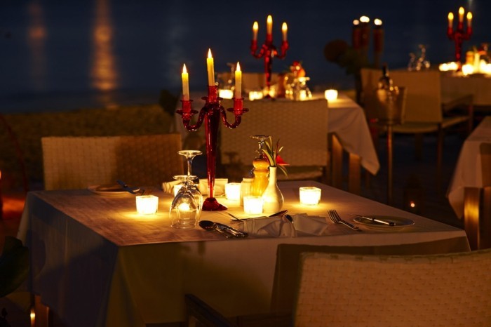 Romantische-Tischdeko-mit-künstlichen-Kerzen