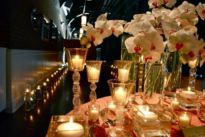 Romantische-Tischdeko-mit-vielen-Kerzenständern