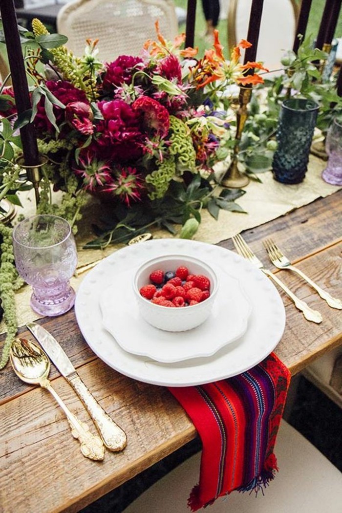 Schöne-Tischdeko-mit-exotischen-Blumen