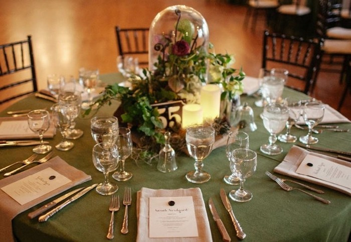Schöne-Tischdeko-mit-grüner-Tischdecke