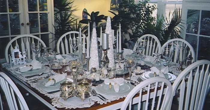 Silberhochzeit-Tischdekoration-glänzende-Kerzen-in-der-Mitte