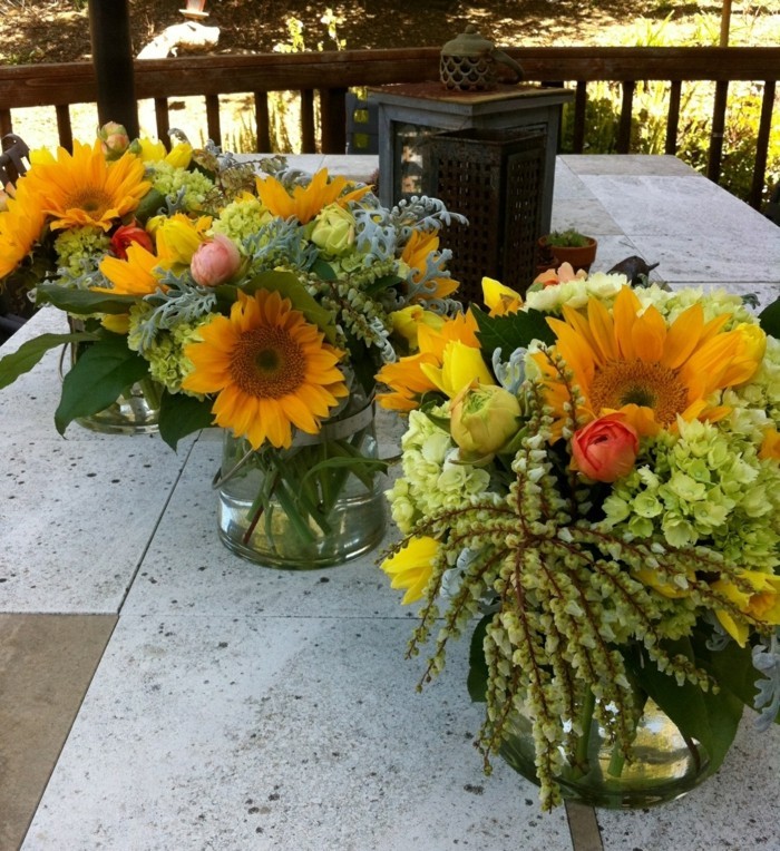 Sonnenblumen-Deko-in-drei-Vasen
