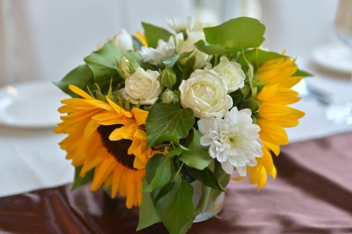 Sonnenblumen-Deko-und-weiße-kleine-Rosen