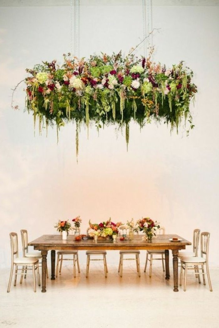 Tischdeko-Beispiele-unter-hängenden-Blumen