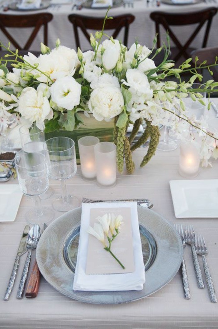 Tischdeko-Silberhochzeit-mit-weißen-Blumen