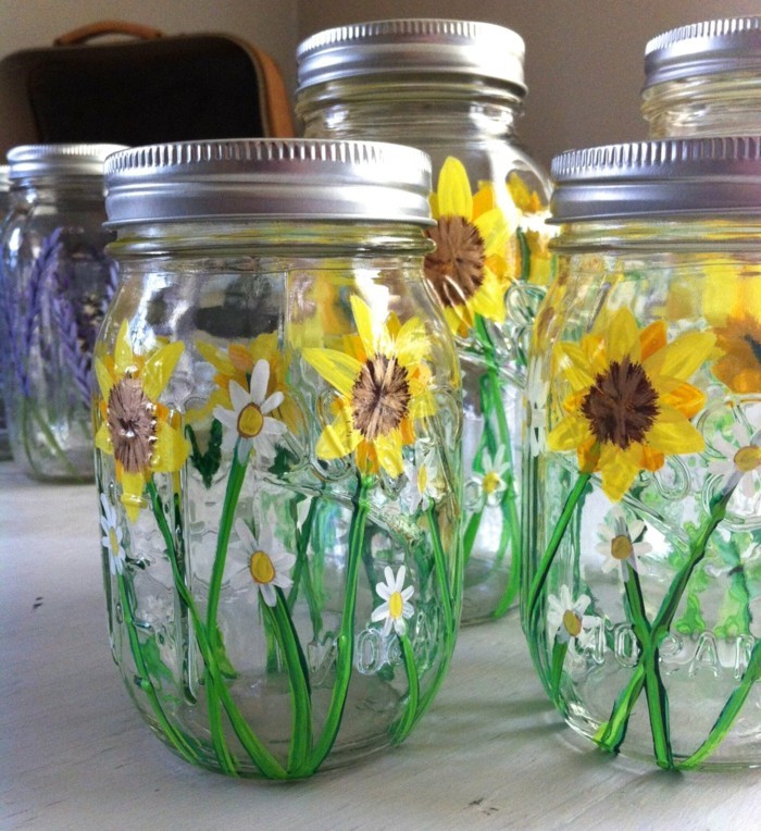 Tischdeko-Sonnenblumen-auf-Gläser-bemalt