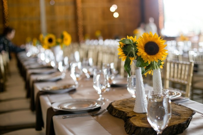Tischdeko-Sonnenblumen-auf-einem-langen-Tisch