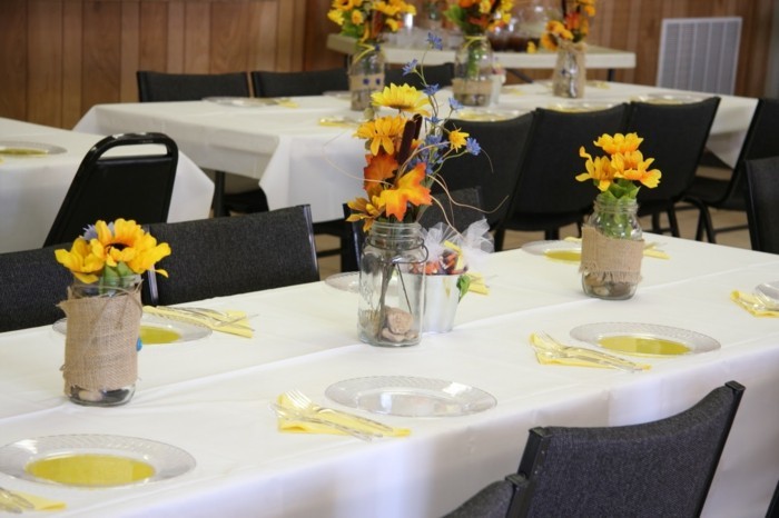 Tischdeko-Sonnenblumen-für-ein-Fest