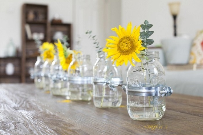 Tischdeko-Sonnenblumen-in-Gläser-mit-Bändern