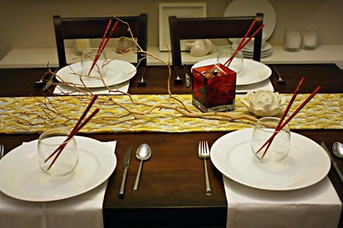 Tischdeko-asiatisch-mit-rotem-Essstäbchen