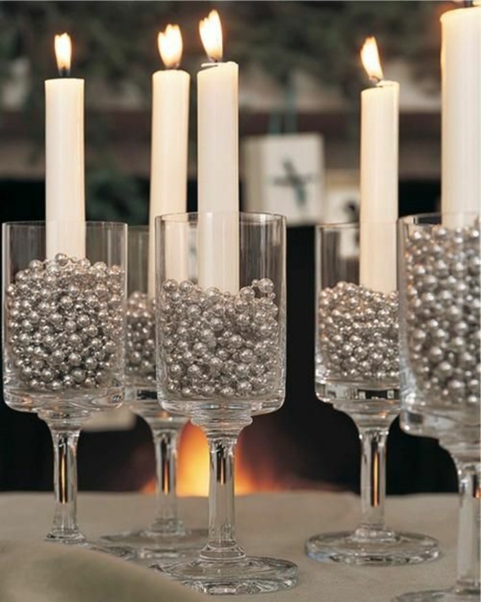 Tischdeko-für-Silberhochzeit-Kerzen-in-silbernen-Ständern