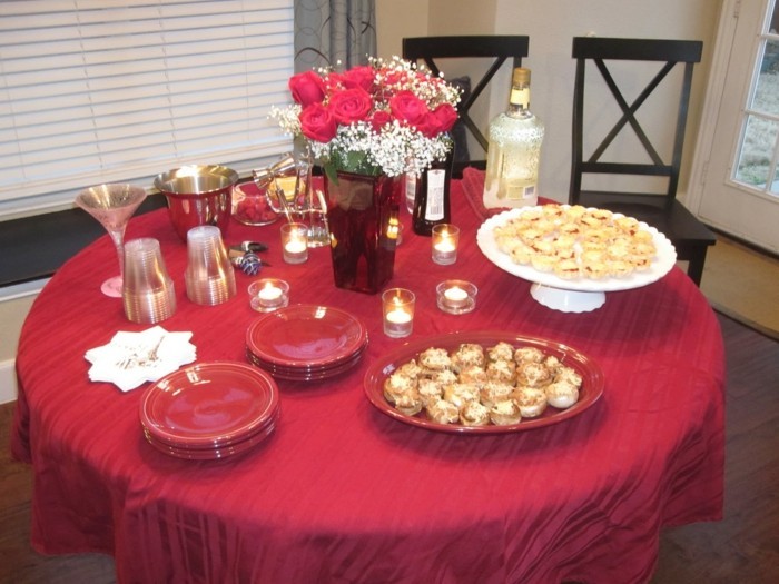 Tischdeko-mit-Rosen-und-weiße-Blumen