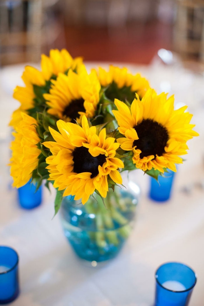 Tischdeko-mit-Sonnenblumen-half-geöffnet