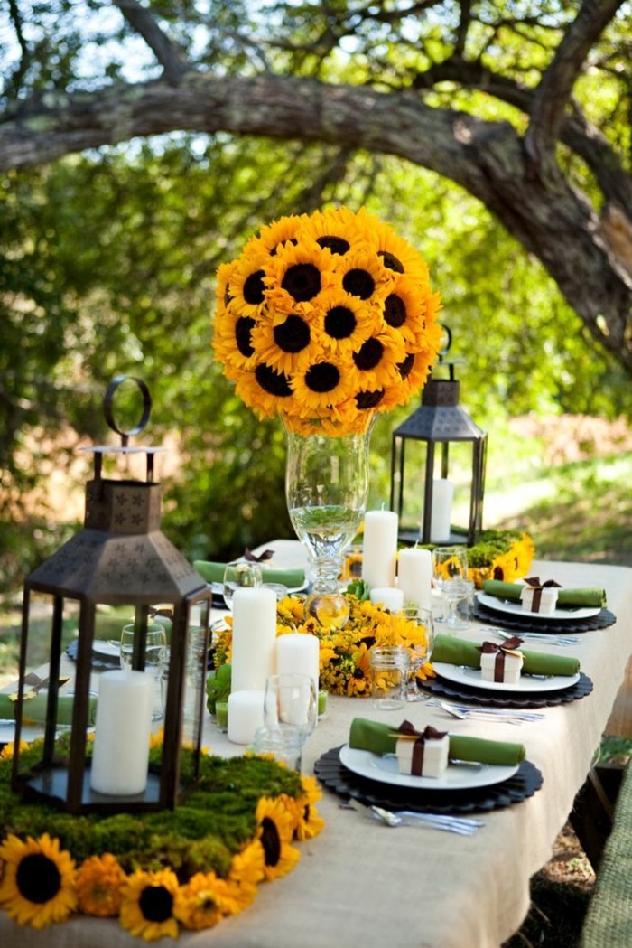 Tischdeko-mit-Sonnenblumen-in-Ball