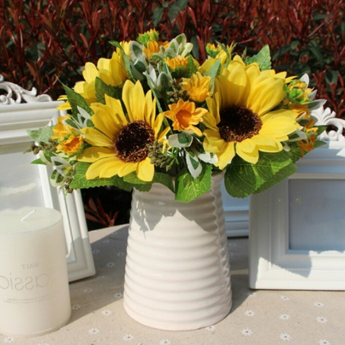 Tischdeko-mit-Sonnenblumen-in-weißer-Vase