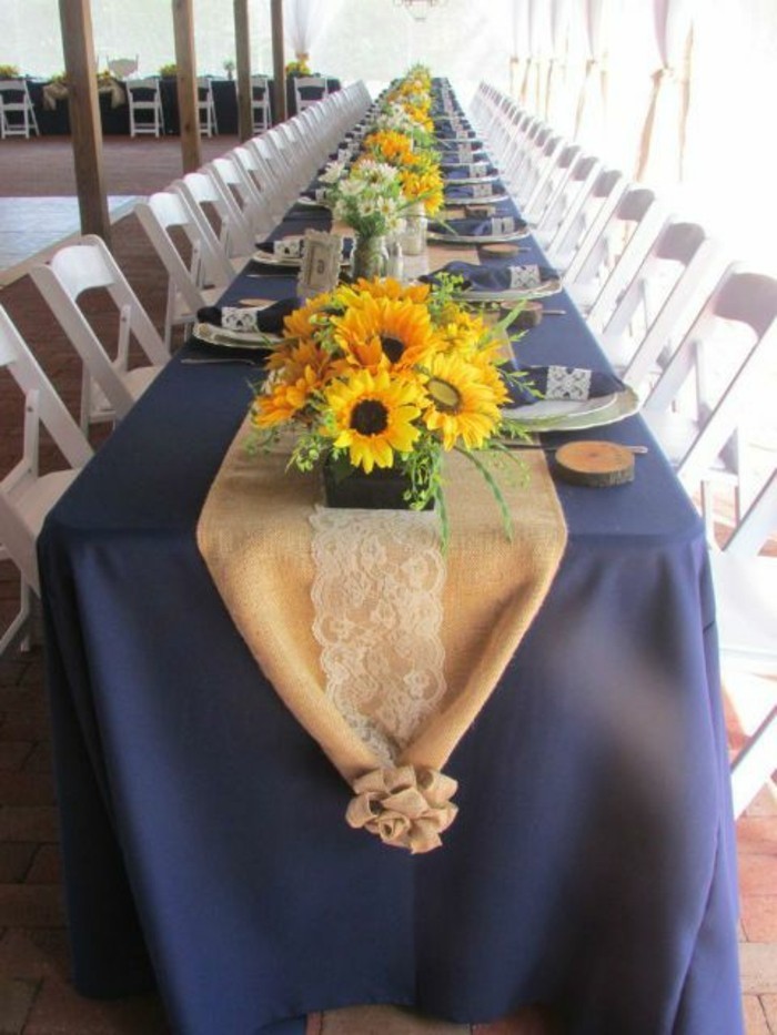 Tischdeko-mit-Sonnenblumen-mit-blauer-Tischdecke