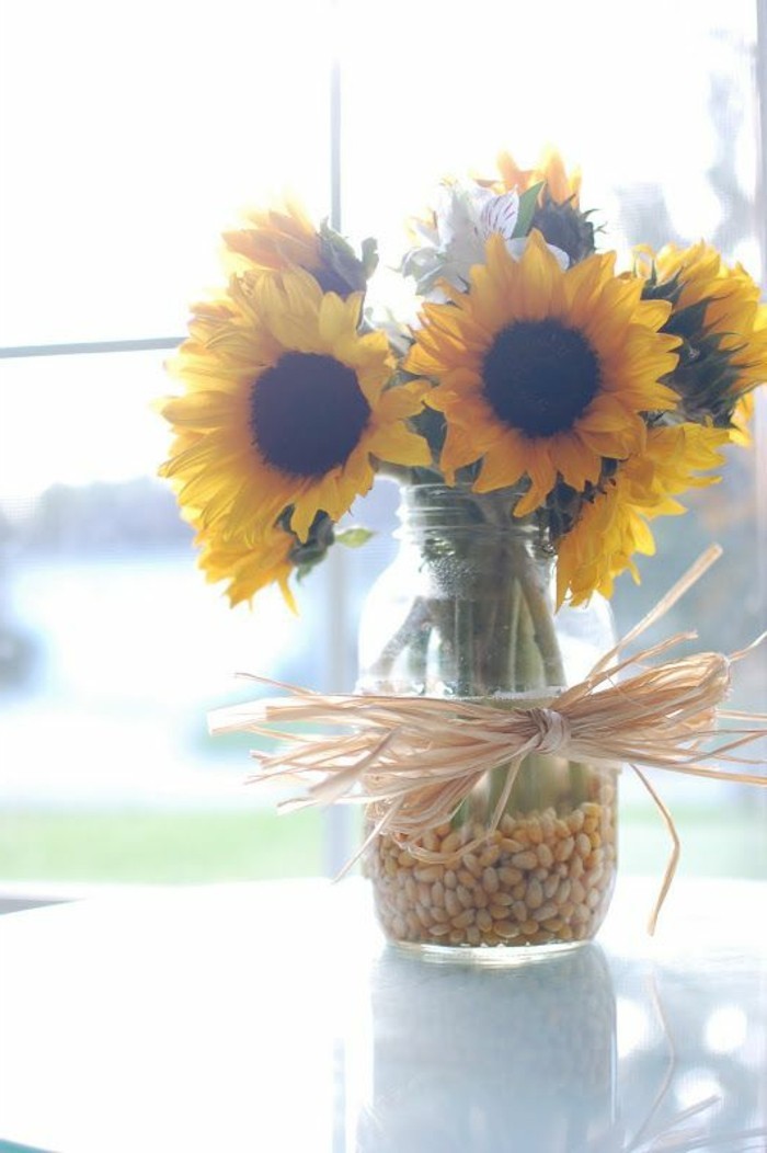 Tischdeko-mit-Sonnenblumen-selbst-geschmückte-Vase