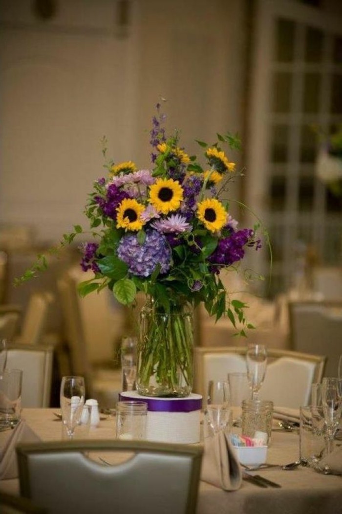 Tischdeko-mit-Sonnenblumen-und-lila-Blumen