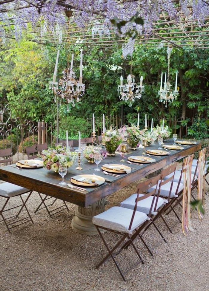 ausgefallene-Tischdeko-Hochzeit-draußen-mit-viel-grün