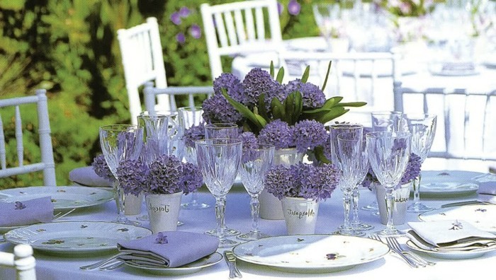 ausgefallene-Tischdeko-Hochzeit-in-lila-Farbe