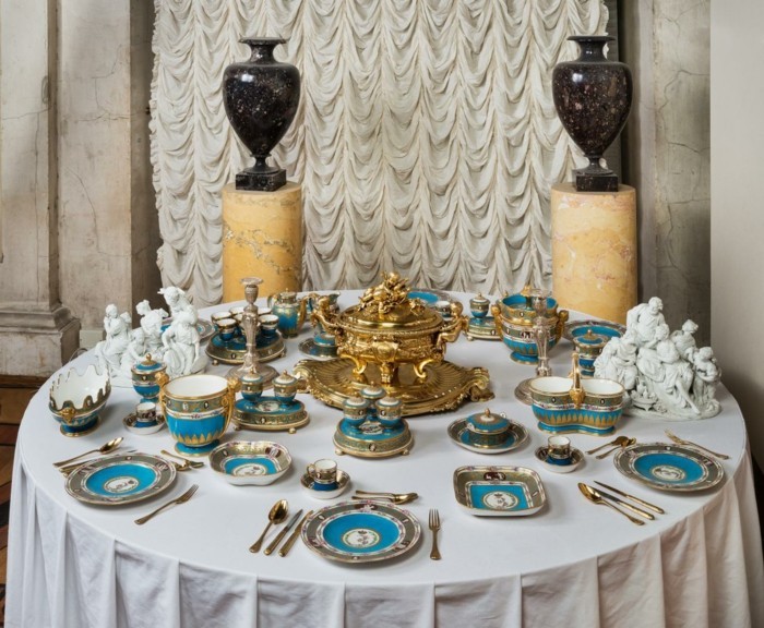 ausgefallene-Tischdeko-Hochzeit-mit-Figuren