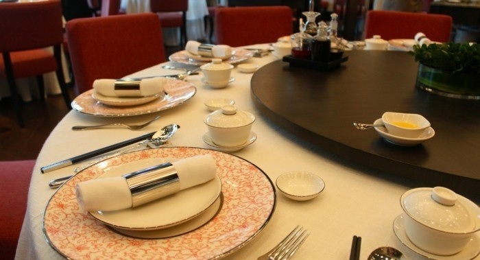 außergewöhnliche-Tischdeko-ausgefallen-bemusterte-Teller