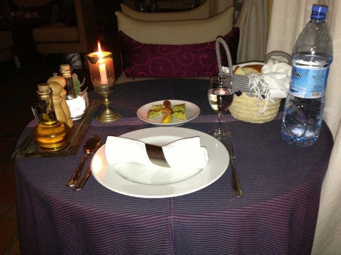 außergewöhnliche-Tischdeko-für-einsamen-Esser