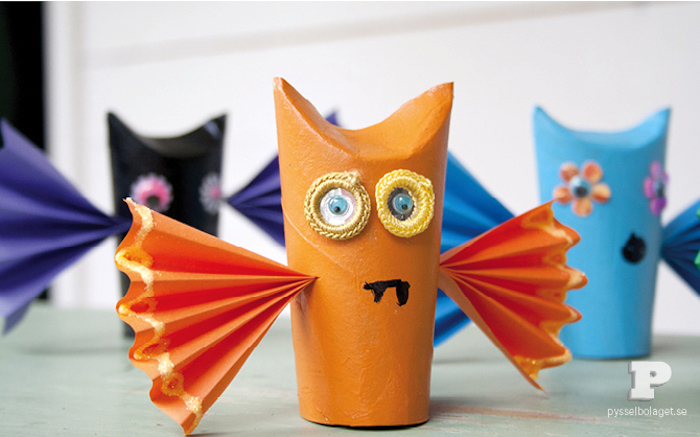 Bastelideen mit Klorollen für Kinder, Halloween Monster aus Klopapierrolle mit Flügeln aus Papier 