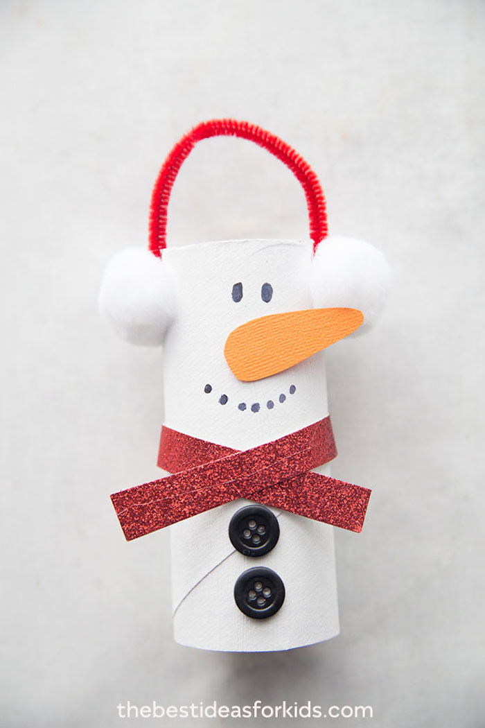 DIY Schneemann aus Klopapierrolle, zwei schwarze Knöpfe und Schal aus Glitzerpapier, Watte für Ohrenwärmer, Karotte aus Karton