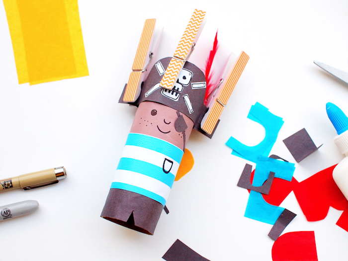 Bastelideen für Kinder, DIY Pirat aus Klopapierrolle, Elemente mit Wäscheklammern befestigen 
