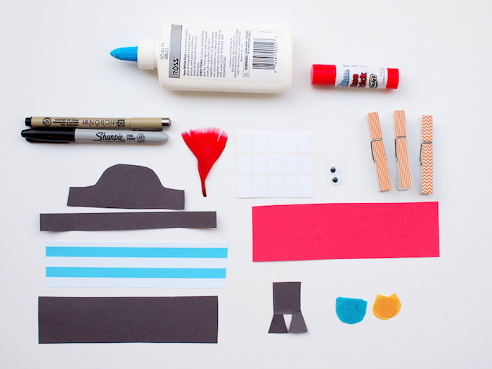 Materialien für DIY Pirat, Elemente aus Papier, Wäscheklammern und Aufkleber, Wackelaugen Bastelkleber und Filzstifte 