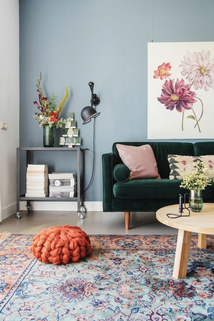 Teppich mit Blumenmotive, Sofa in dunkelgrün, Einrichtungsideen Wohnzimmer, Bild von Blumen
