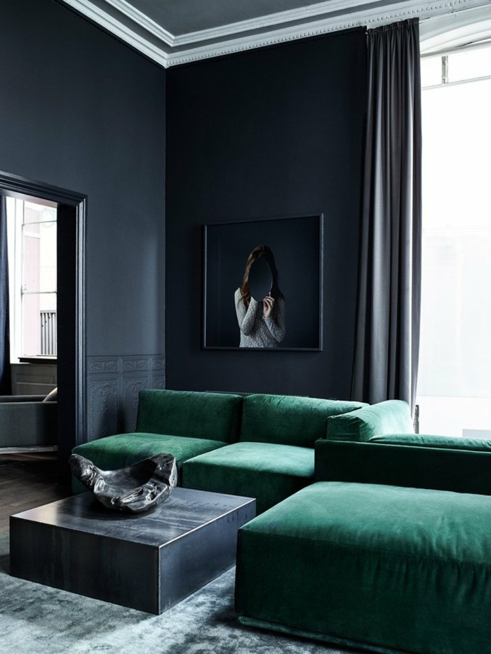 Farbgestaltung in dunklen Töne, großes Sofa in grüner Farbe, Minimalismus, Wohnzimmereinrichtungen