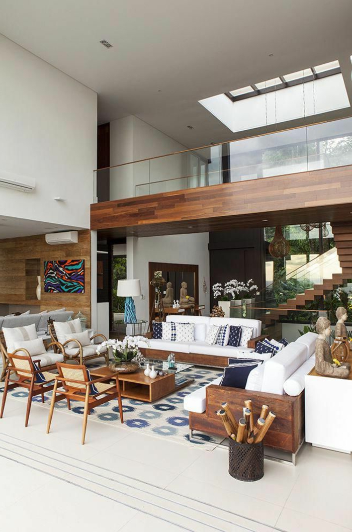 Möbel aus Holz, großes Wohnzimmer einrichten Ideen, Sofa und Sessel in weiß, Treppen aus Holz 