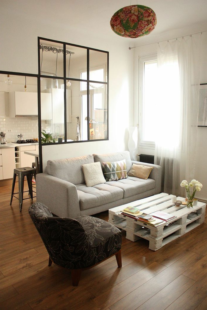 kleines Wohnzimmer gestalten, artistischer Tisch in weiß, kleines Sofa, Trennung von Wohnzimmer und Küche