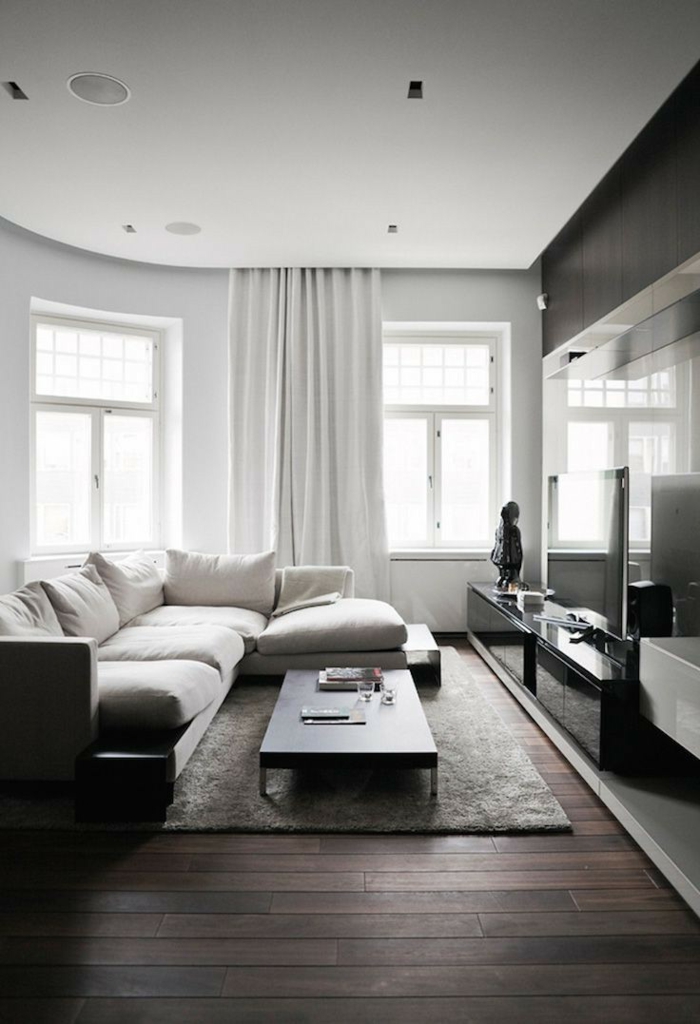 Holzboden, minimalistische Inneneinrichtung, Ecksofa, weiße Gardinen, Wohnzimmer einrichten Beispiele