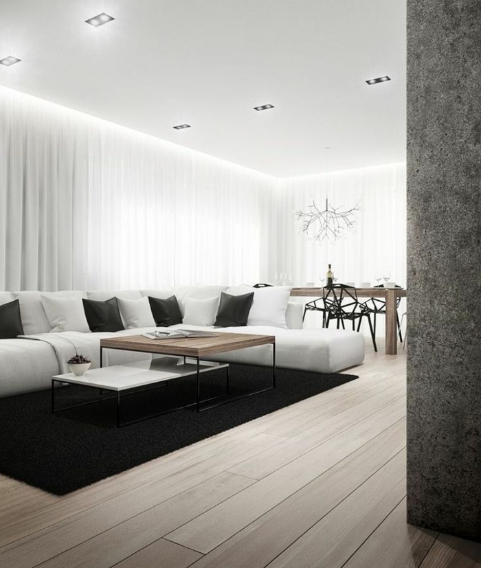 Simple und schlichte Inneneinrichtung, Sofa in weiß mit weißen und schwarzen Kissen, Wohnzimmer gestalten