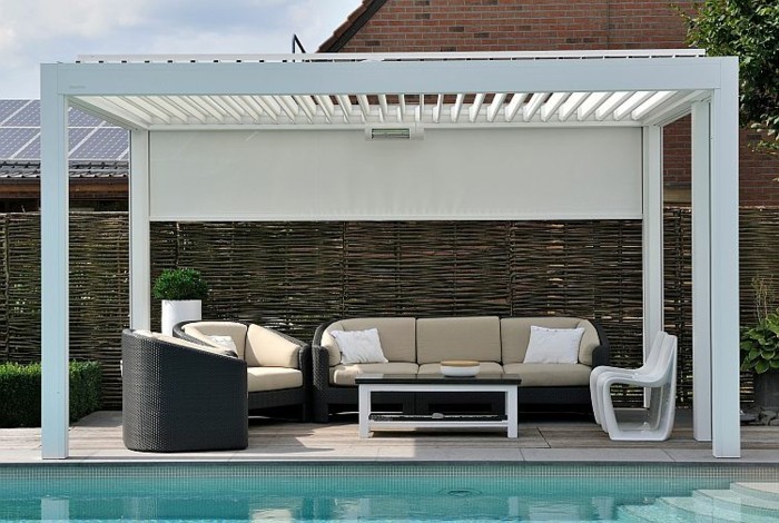 pergola-markise-weiß-am-schwimmbad-mit-rattan-loungemöbel-sonnenschutz