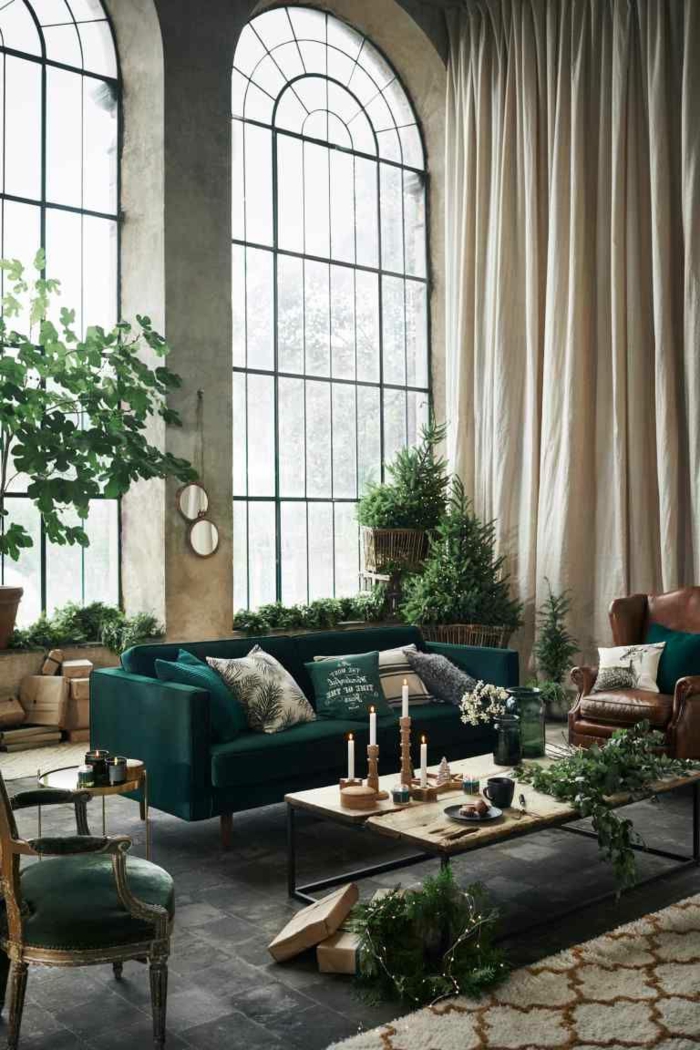 Sehr hohe Fenster, Couch in grün, Tisch aus Holz, Sessel aus Leder, einrichtungsideen Wohnzimmer, Leuchter