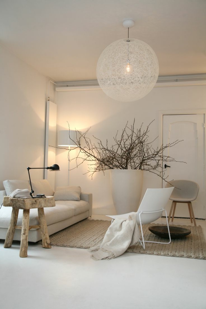 Einrichtung im minimalistischen Stil, monochromatische Farben, Holztisch, Wohnzimmer einrichten Beispiele