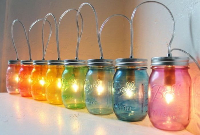 Deko-basteln-bunte-Gläser-mit-Glühbirnen