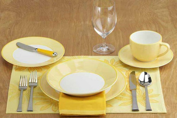 Festlicher-Tisch-in-gelber-Farbe