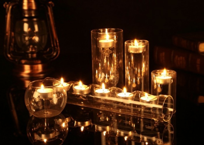 Gläser-für-Kerzen-mit-goldenem-Licht