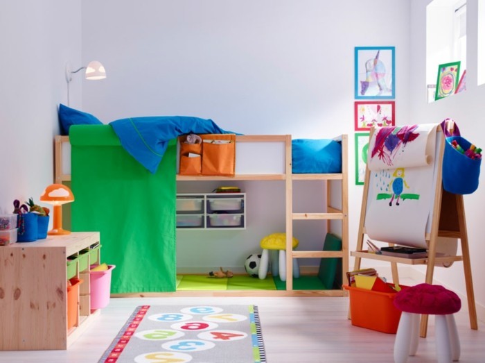 Kinderzimmer-Junge-mit-Platz-zum-Malen