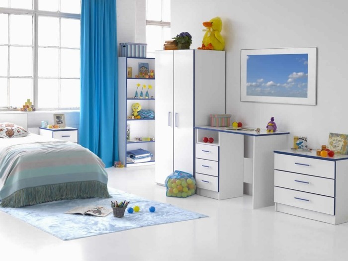 Kinderzimmer-Junge-mit-blauen-Vorhängen