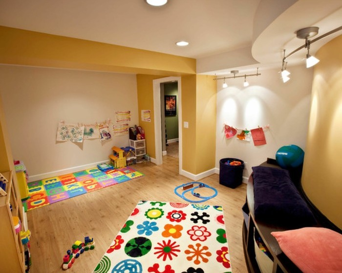 Mädchen-Kinderzimmer-mit-Spielen-als-Teppich