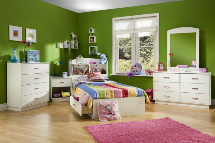 Mädchen-Kinderzimmer-mit-grünen-Wände-und-rosa-Teppich