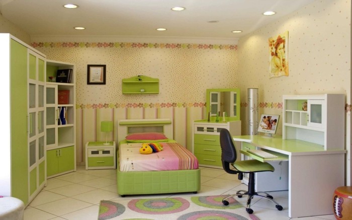 Mädchen-Kinderzimmer-mit-vielen-kleinen-Blumchen