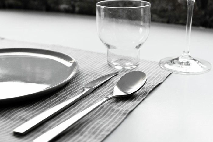 Richtig-Tischdecken-Löffel-Messer-und-Glas