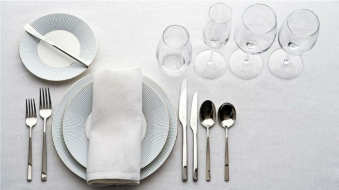 Richtig-Tischdecken-mit-weißen-Servietten